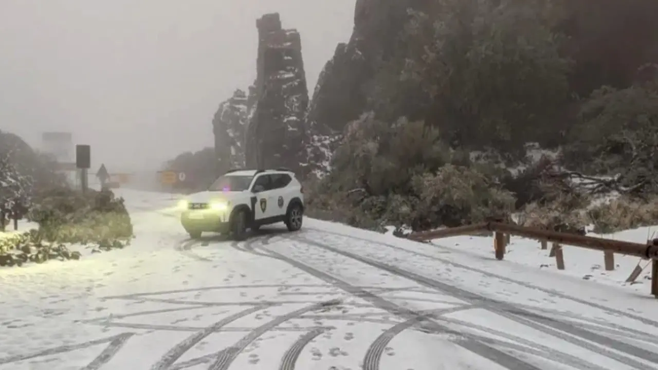 إغلاق طرق وإلغاء فعاليات في تينيريفي بسبب تساقط ثلوج العاصفة تيريز المفاجئ